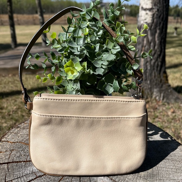 Poppy Wristlet - Picture 1 of 8